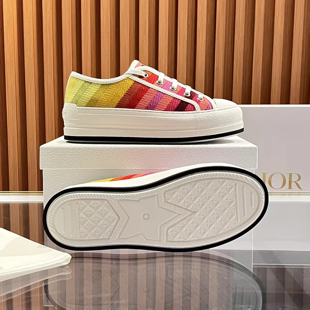 👟👟Ex-factory price 520👟👟 Walk‘n’Dior embroidered mid-top casual shoes are new in 2025. On the fashion stage, Dior embroidered shoes are the well-deserved protagonist. Delicate stitching is used on the upper, every stitch is devoted to the craftsman's efforts, and every thread is woven with artistic poetry. From complex floral patterns to smart geometric textures, embroidery is like the magic that gives shoes life, allowing them to show dynamic beauty even in static conditions.   Wearing Dior embroidered shoes feels like stepping into a dream world full of art. It is not only a pair of shoes, but also a walking piece of art that perfectly integrates fashion and culture. Whether you are strolling on the bustling city streets or attending important social occasions, Dior embroidered shoes can add unique charm to your style and become the focus of everyone's attention.   Choosing Dior embroidered shoes means choosing a persistent pursuit of quality and a unique understanding of fashion. Let it accompany you through every wonderful moment and leave your own fashion mark.  Material: Sheepskin lining, feet, silk cowhide, size 35-41, heel height 5cm